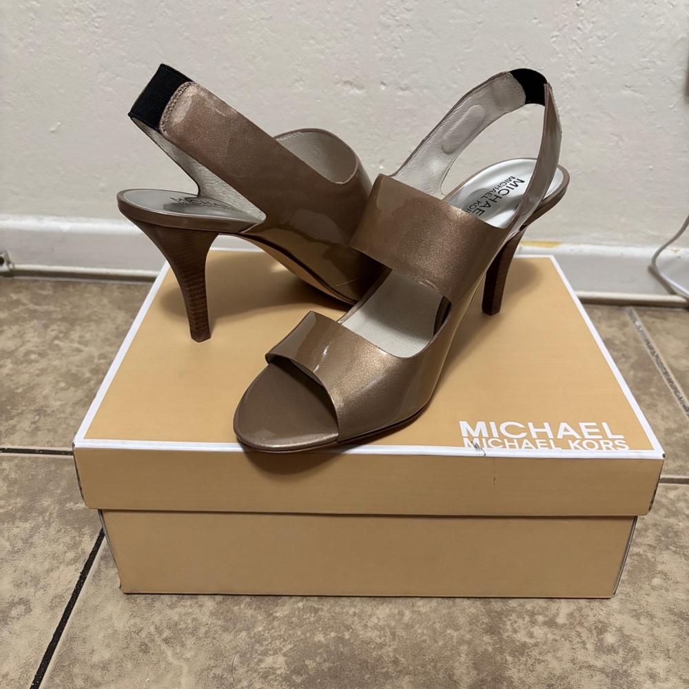 NEW Michael Kors Rochelle Open Toe Taupe Pearlized Patent Sandal Sz 9